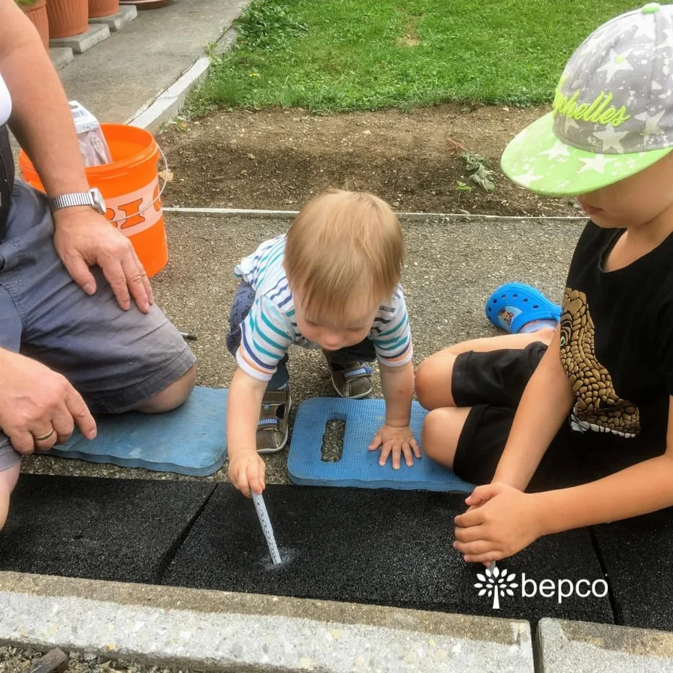 bepco Rampa do krawężnika, dł. x szer. x wys.: 100 x 25 x 5 cm z gumy (czarna) rampa najazdowa, rampa progowa, z łożyskowanymi podkładkami do mocowania