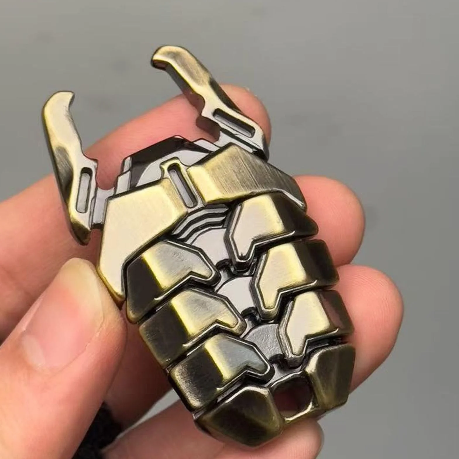 RIZGHWOY Metalowy Otwieracz do Butelek Zabawka z Suwakiem, Karta Push Card Fidget Zabawka dla Dorosłych Kieszonkowy Gadżet Antystresowy do Podróży w Domu (Brązowy)