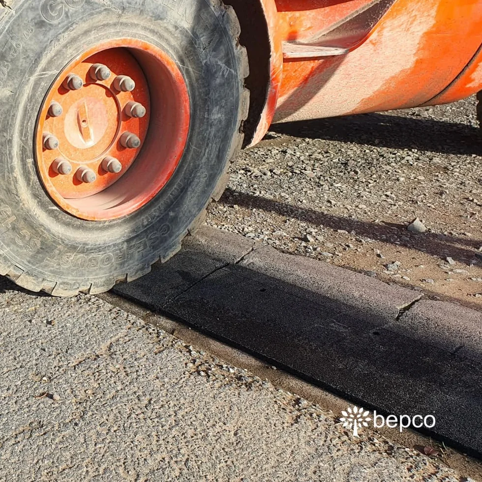 bepco Rampa do krawężnika, dł. x szer. x wys.: 100 x 25 x 5 cm z gumy (czarna) rampa najazdowa, rampa progowa, z łożyskowanymi podkładkami do mocowania