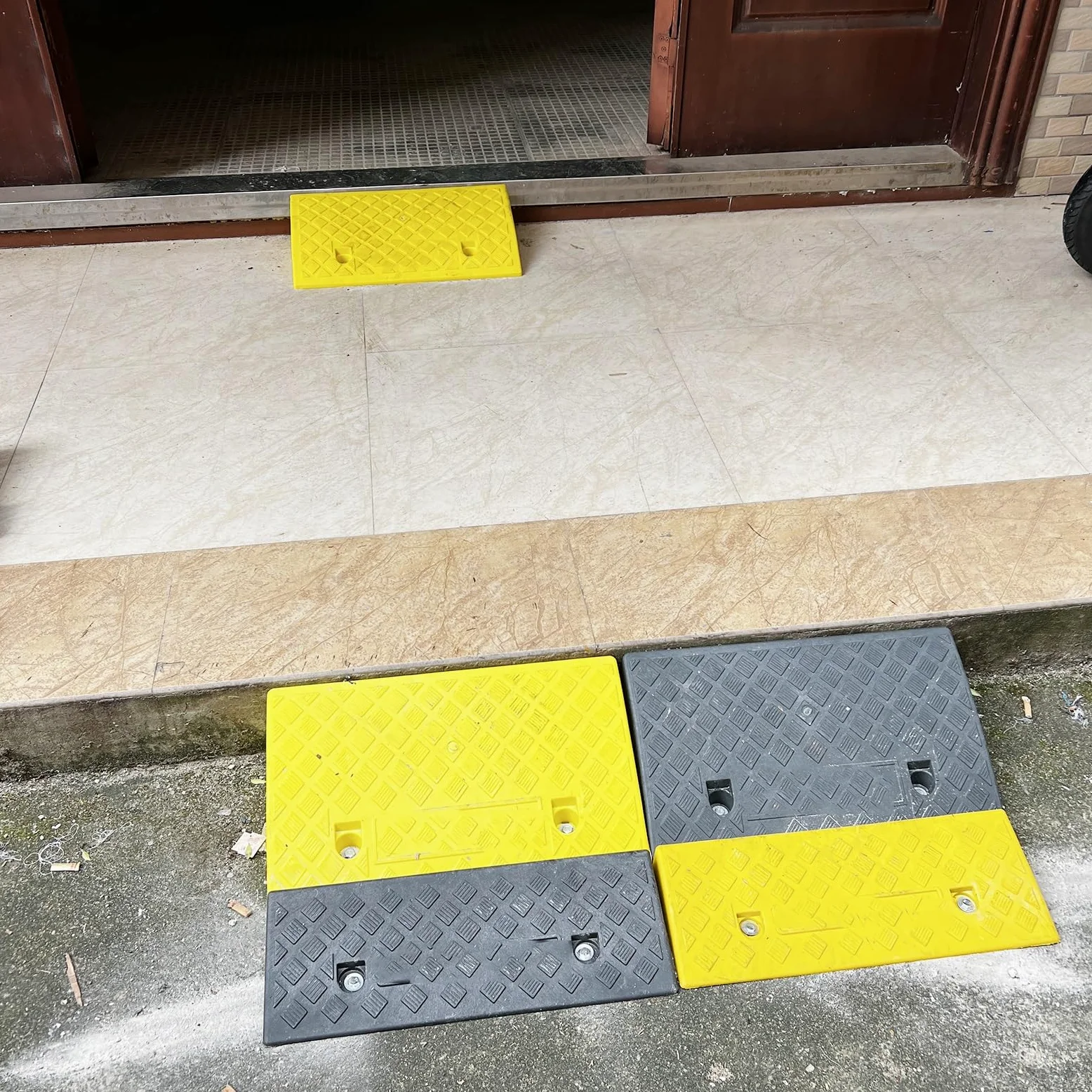Najazdy krawężnikowe, przenośne, lekkie, plastikowe najazdy krawężnikowe z rowkami hydrofobowymi do skuterów, wózków inwalidzkich, motocykli i wózków(Black,50 * 27 * 10cm)
