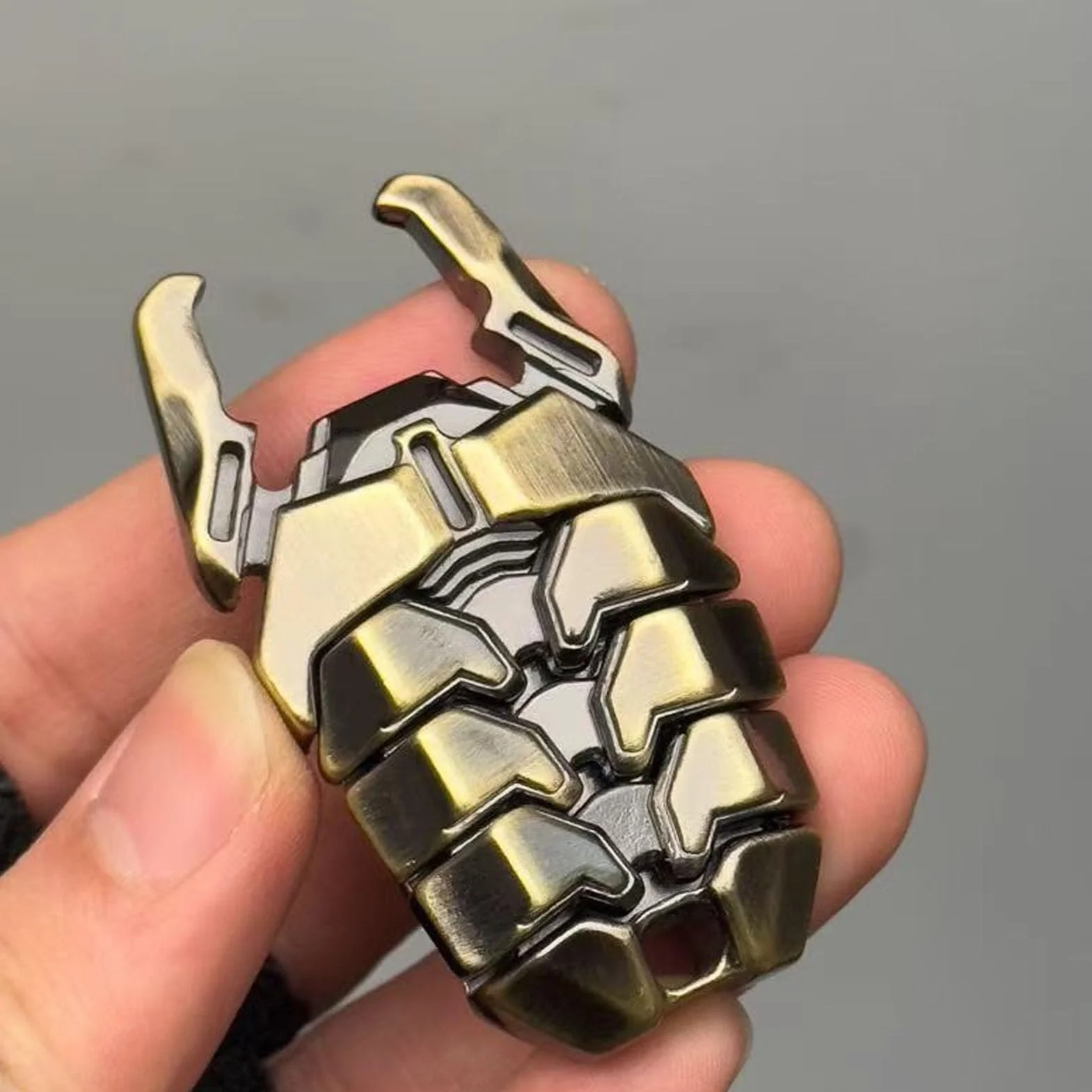 RIZGHWOY Metalowy Otwieracz do Butelek Zabawka z Suwakiem, Karta Push Card Fidget Zabawka dla Dorosłych Kieszonkowy Gadżet Antystresowy do Podróży w Domu (Brązowy)