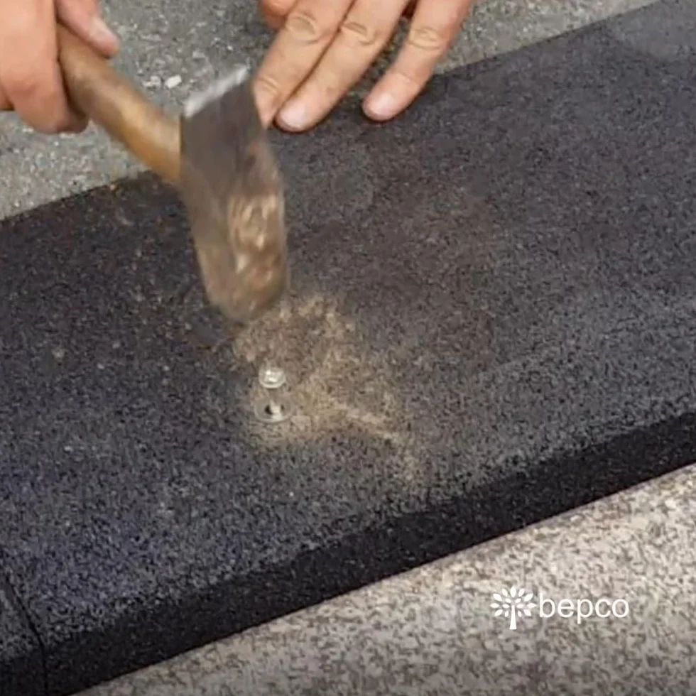 bepco Rampa do krawężnika, dł. x szer. x wys.: 100 x 25 x 5 cm z gumy (czarna) rampa najazdowa, rampa progowa, z łożyskowanymi podkładkami do mocowania